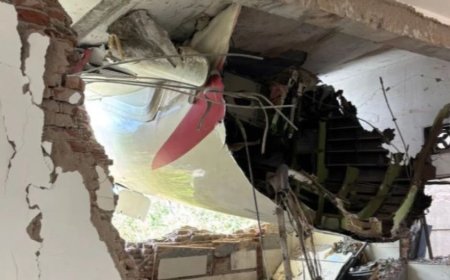 «Көптеген студент жарақат алды»: Үндістандағы ұшақ жатақханаға құлаған