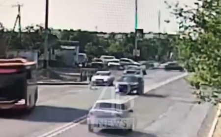 Денесі екіге бөлініп кеткен: Сәтбаев қаласында 13 жастағы қызды көлік қағып кетті