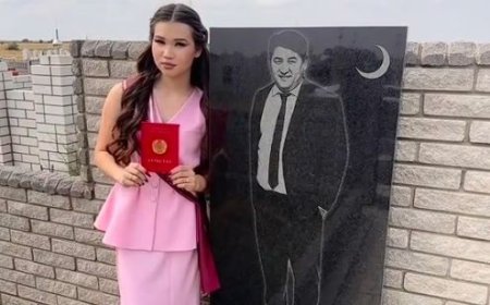 Мектеп бітірген қыз әкесінің басына барып, қызыл аттестатын көрсетті