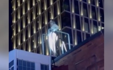 Астанада Үкімет үйінің маңында жас қыз жартылай жалаңаш билеген (ВИДЕО)