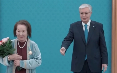 «Суретке түсейік»: Тоқаевтың жанынан кетіп қалған атақты диктор желі жұлдызына айналды