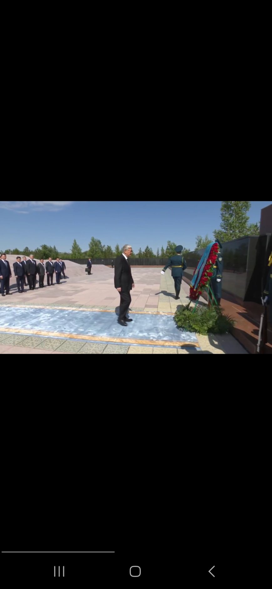 Президент Токаев возжолил цветы в память жертв политических репрессий и голода