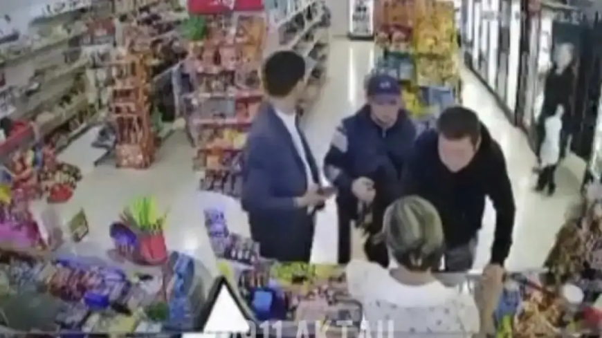 Ішімдік сатудан бас тартқан: Ақтауда кассир әйелді ұрған ер адам сотталып кетті