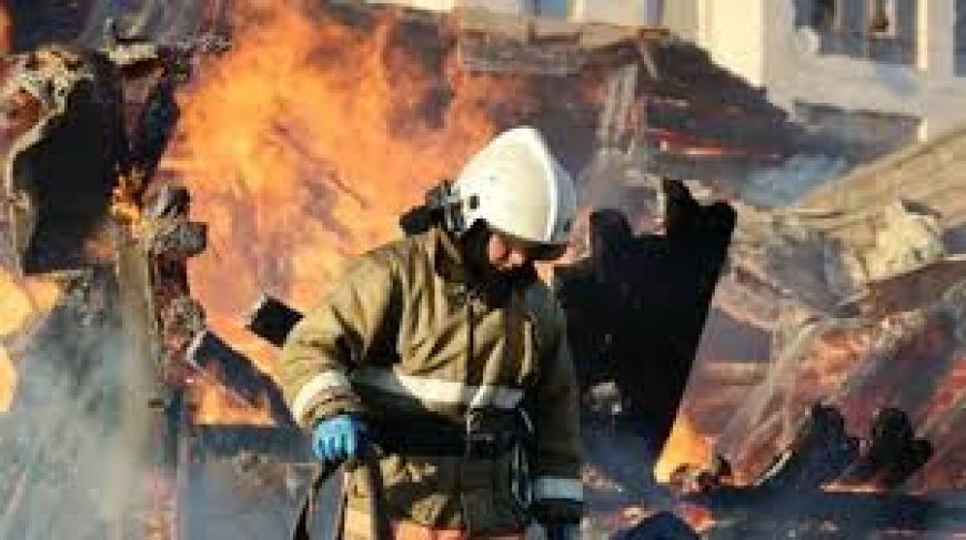 Құтқарушылар жанып жатқан үйден 30 адамды эвакуациялады