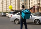 Ақтауда курьер жол қозғалысын реттеймін деп 40 мың теңге айыппұл арқалап алды