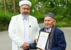 10 жыл жинаған ақшасын қайырымдылыққа берген атаға ҚМДБ қажылыққа жолдама сыйлады