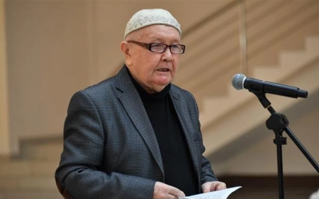 «Кәкен Қамзин үйінен баррикада құрып, бекініп жатыр»: Ардагер журналист алаяқтарға алданып, үйінен айырылып қалды