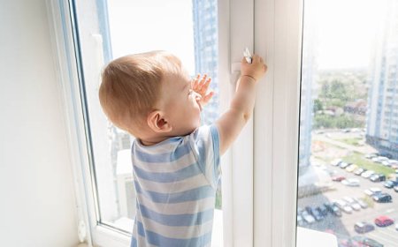 Астанада бір күнде төрт бүлдіршін көпқабатты үйдің терезесінен құлап кетті: екеуі көз жұмды