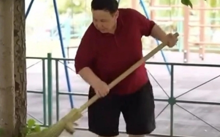 «Өкінемін»: Әйгілі қазақ самбошысы көше сыпырып жүр