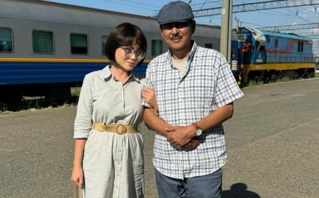 «Өмір қызық»: Баян Алагөзова бөтен еркекпен көзге түсті
