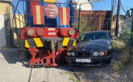 Шымкентте BMW жүргізушісі пойыз жолына түсемін деп тепловозбен соқтығысты