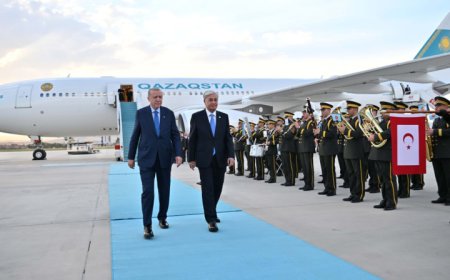 Ердоған Тоқаевты Анкара әуежайында қарсы алды