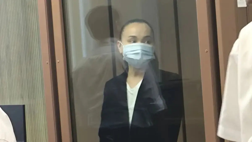 «Соққыға жықты»: Перизат Қайрат тергеушілер тарапынан қысым көргенін айтып, жылап қалды