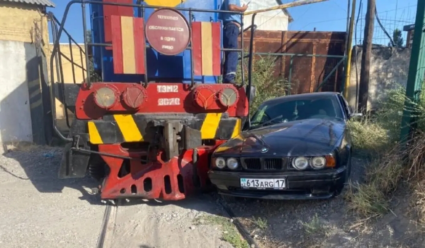 Шымкентте BMW жүргізушісі пойыз жолына түсемін деп тепловозбен соқтығысты
