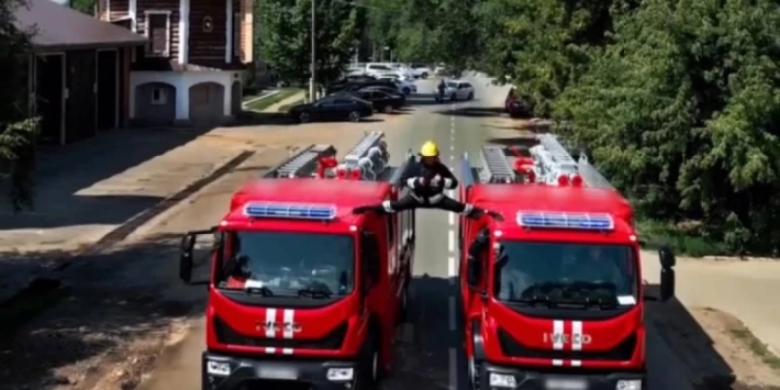 Оралдық өрт сөндіруші Жан-Клод Ван Даммның әйгілі трюгін қайталады (ВИДЕО)