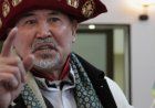 «Тіпті айтуға ыңғайсыз, мені құшақтап алды»: Амантай қажы өзіне қатысты жанжалға пікір білдірді
