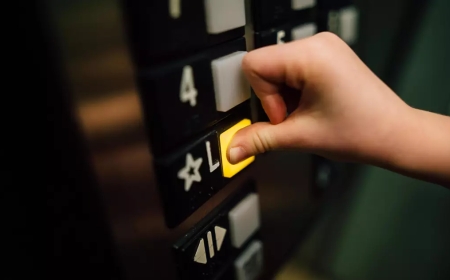 Астанада ішінде кішкентай бала бар лифт тоғызыншы қабаттан құлады