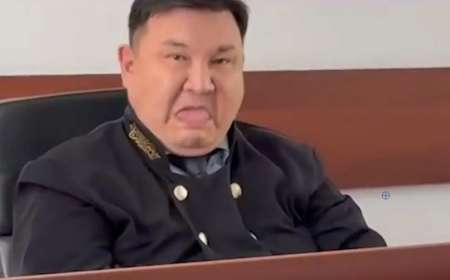 Шымкент сотының судьясы залдағы журналиске тілін шығарып, ерсі қылық танытқан (ВИДЕО)