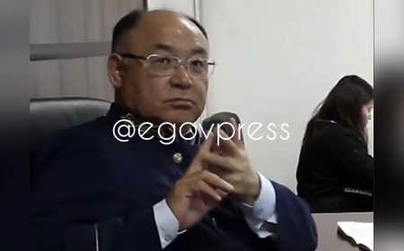 «Темір тор» ишарасы ма, әлде хэштег пе? Алматыдағы судьяның іс-әрекеті дауға қалды (ВИДЕО)