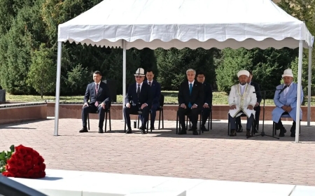 Тоқаев Шыңғыс Айтматовтың бейітіне барып, Құран бағыштады (ВИДЕО)