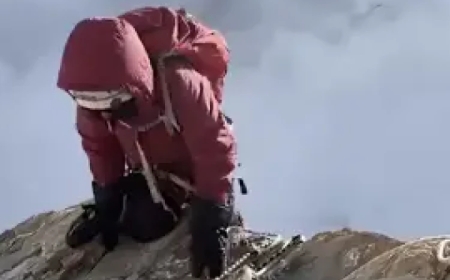 Жеңіс шыңында қалған альпинист: Наталья Наговицынаның сүйегі көктемге дейін тауда қалатын болды