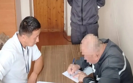 «Әке-шешем мектепке апарған жоқ»: Абай облысында 53 жастағы ер адам бірінші сыныпқа барды