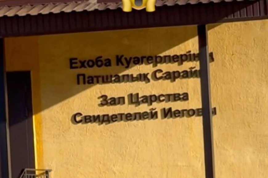 Гинекологқа қарап тұрған порно видео Екі ана клиторларын мастурбациялайды