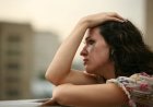«Жүрегім сезеді, балаларым тірі»: тағы бір әйел 38 жыл бұрын егіз қызын дәрігерлер шетелге сатып жіберді деп күдіктенеді