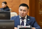 «Құттықтау бағдарламада отырмын деп қалған шығар»: Ардақ Назаров Мәжіліс мінберінде анасын туған күнімен құттықтады