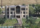 Қырғызстанның экс-президенті Алмазбек Атамбаевтың үйіне полиция басып кірді (ВИДЕО)