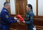 Қорғаныс министрі боксшы Алуа Балқыбековаға медаль тақты