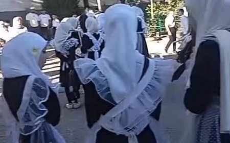 «Вахабиттердің отаны екен»: Мектепке орамал тағып келген оқушылардың видеосы жұртты алаңдатты