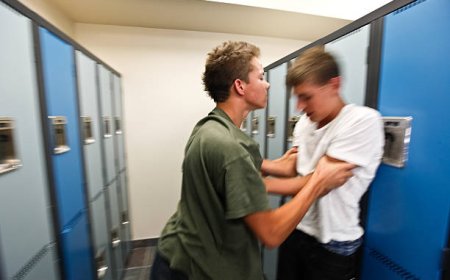 Таразда оқушыны қатарластары мектеп әжетханасында ұрып өлтірді