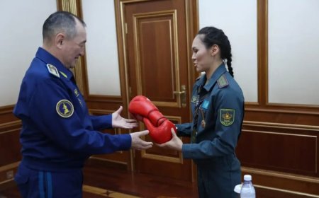Қорғаныс министрі боксшы Алуа Балқыбековаға медаль тақты