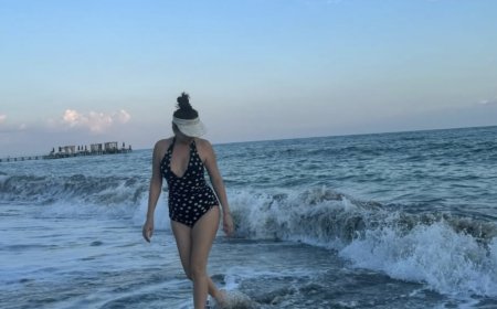 Баян Алагөзованың купальникпен түскен суреттері желіде қызу талқылануда