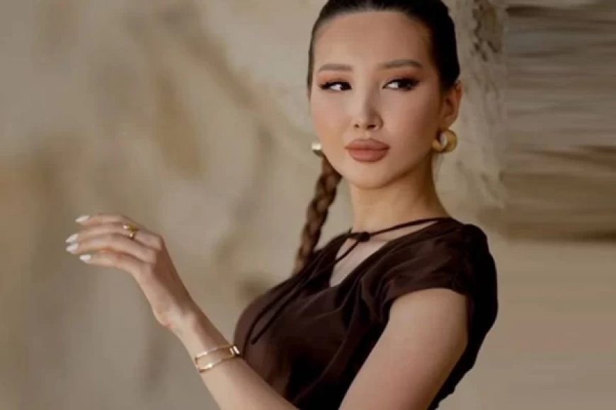 Тексеру кезінде жалаңаш Рэйчел Алдананың кеудесі