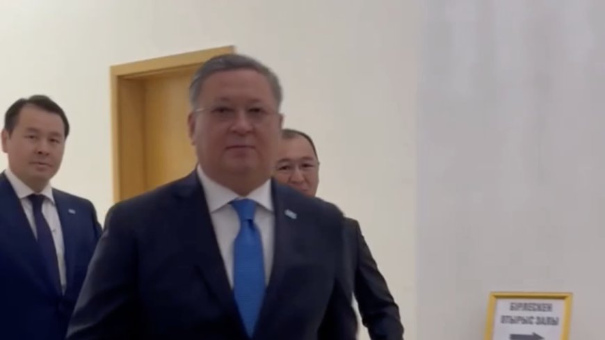 Министр Мұрат Нұртілеу Мәжіліс ғимаратына келді
