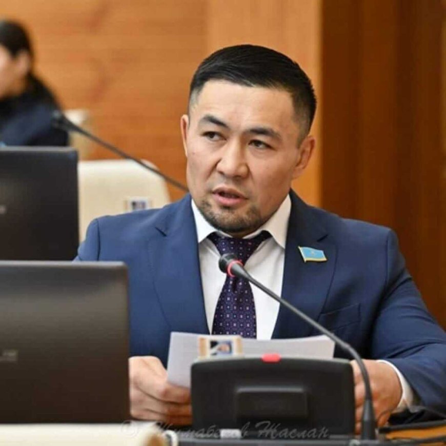 «Мәжілісті мазаққа айналдырды»: Депутат Ардақ назаровтың кешегі қылығы әлі де шу тудырып жатыр
