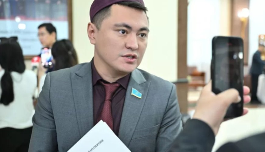 «Қызметіңнен кетші, өтініш!»: Депутат Дәулет Мұқаевтың жазбасы елдің ашуын тудырды
