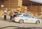 Түркістанда полицей қызметтік көлікпен ағаш тасыған