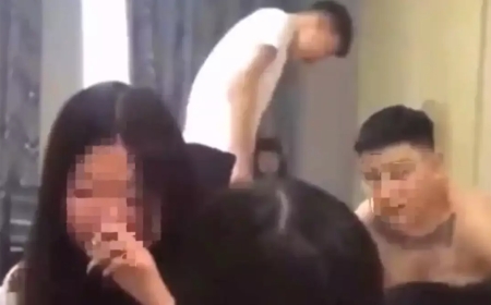 Бойжеткенді басынан теуіп, іш киімін күштеп шешкен: желіде адам шошырлық видео тарады