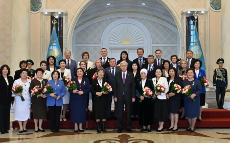 Президент білім саласына елеулі үлес қосқан бір топ ұстазды марапаттады