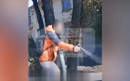 Алматыда самокат мінген ер адам көлік жүргізушісінің бетіне бұрыш баллонын шашып жіберді (ВИДЕО)