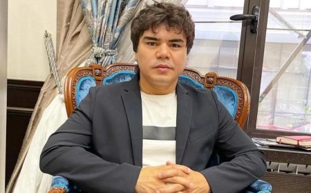 «Адам менсінбейді»: желіде Кенжебек Жанәбіловтің тыңдарманын итеріп жіберген видеосы тарады