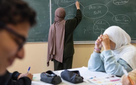 «Дін өкілдері мектептерге барып, ораза мен намазды насихаттап жүр» - Қайрат Лама Шариф