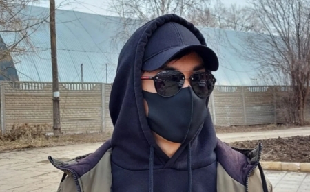 «Біздің Димаш»: Маскадағы адамның кім екені белгілі болды