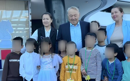 Нұрсұлтан Назарбаев көпшілік алдына шықты