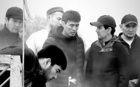 «Көмгеніне дейін түсіру мақтаныш па?»: Әкесіне топырақ салған Ердос Қанаевтың әрекеті жұртқа жақпай қалды (ВИДЕО)