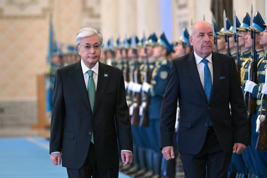Тоқаев Мажарстан президентін салтанатты түрде қарсы алды