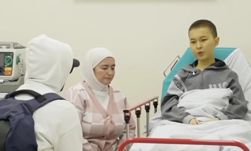 «Маскадағы адам» ауыр дертке шалдыққан жас жігітке пәтер мен еміне қажет 80 млн теңге сыйлады